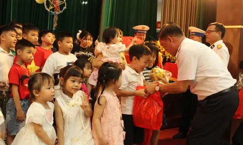 “Bố ở Nhà giàn - Con ở nhà có bạn”: Trung thu ấm áp tại Vùng 2 Hải quân