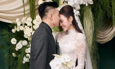 Doanh nhân Nguyễn Viết Vương hôn hoa hậu Đỗ Thị Hà trong lễ đón dâu sáng 22/10