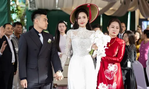 Mẹ hoa hậu Đỗ Thị Hà bịn rịn tiễn con gái về nhà chồng ở Quảng Trị