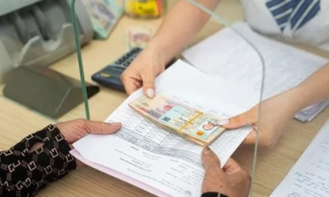 10 ngân hàng đồng loạt tăng lãi suất, tiền gửi dân cư lập kỷ lục mới