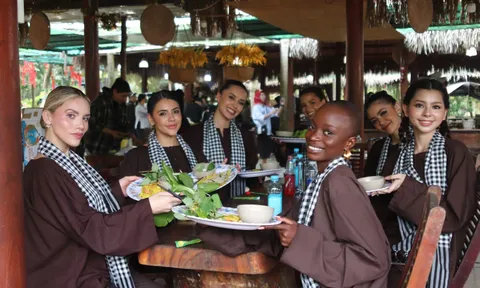 Dàn người đẹp Miss Charm 2025 hóa thôn nữ miền Tây, lội mương bắt cá