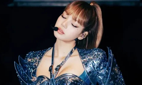 Lisa 'đốt mắt' dân tình trong loạt outfit trình diễn nóng bỏng