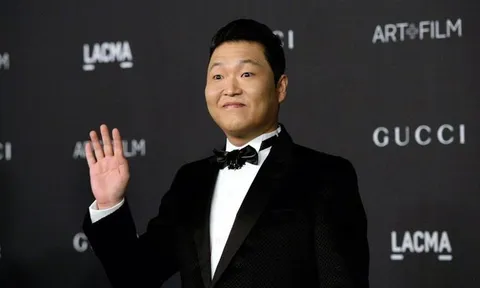 Cảnh sát khám xét một nam ca sĩ nổi tiếng