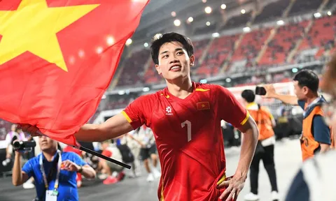 Cầu thủ Nguyễn Đình Bắc gây 'sốt' với màn tương tác đáng yêu với ca sĩ Quân A.P