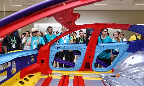 100.000 người tranh 200 suất thăm quan nhà máy xe điện Trung Quốc