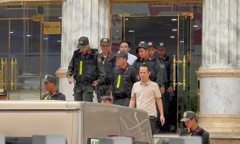 Cảnh sát thu giữ nhiều thùng tài liệu sau khi khám xét hệ thống thẩm mỹ viện Mailisa