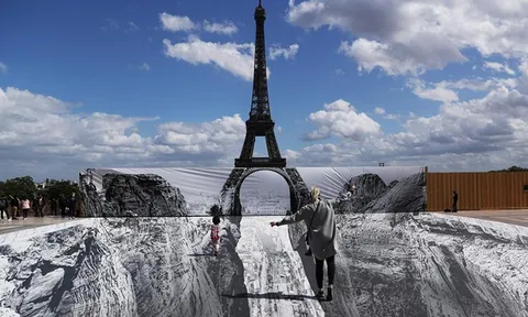Dân Paris đổ xô check in tháp Eiffel 'dưới vực thẳm'