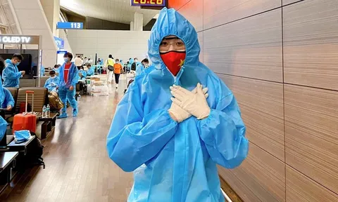 Khánh Vân về đến Việt Nam