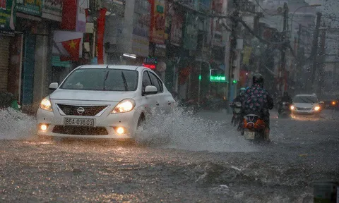 TP.HCM mưa tối trời