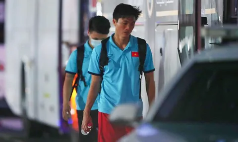 Tuấn Anh buồn bã ra xe về khách sạn