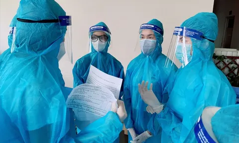 Tiểu Vy, Kiều Loan, Phương Anh, Ngọc Thảo làm tình nguyện viên hỗ trợ người dân tiêm Vaccine COVID-19