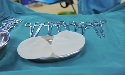 Chủ phòng khám ở TP.HCM chở thi thể cô gái nâng ngực đến trại hòm ở Trà Vinh nhờ mai táng