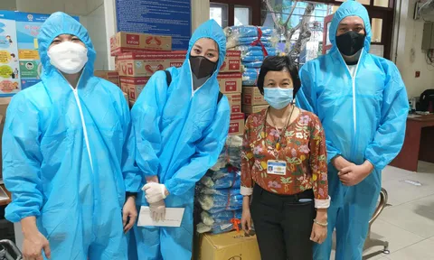 Khánh Vân ủng hộ 300 phần quà cho người lao động nghèo, người trong khu cách ly phong tỏa tại TP.HCM