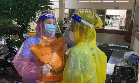 Kiều Loan, Ngọc Thảo cùng dàn người đẹp dầm mưa hơn 3 tiếng đi tiếp tế lương thực cho khu cách ly