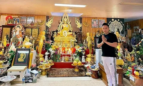 Cao Thái Sơn bị chỉ trích vì tư thế đứng phản cảm ở chùa