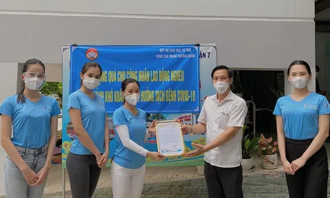 CLB Suối mát từ tâm cùng Tiểu Vy, Á hậu Phương Anh phát 50 tấn gạo cho công nhân nghèo