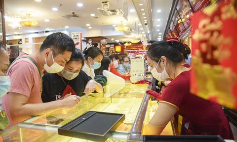 Giá vàng thế giới giảm mạnh trong vòng 4 tháng