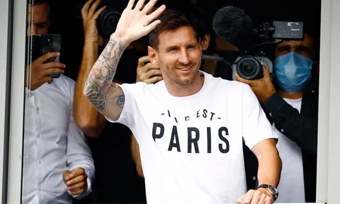 Messi trở thành cầu thủ PSG