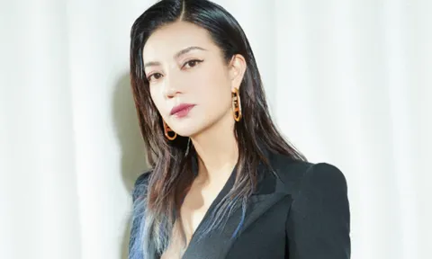 Triệu Vy bất ngờ xuất hiện sau tin đồn sang Pháp tránh ‘bão’