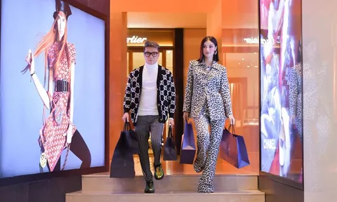 Đàm Vĩnh Hưng: Trưa đưa Lona đi shopping đồ hiệu, tối lại ăn tối cùng Nam Thư?