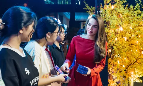 Hồ Ngọc Hà cùng dàn nghệ sĩ trao quà cho học sinh nghèo